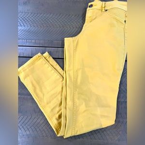 Maurice’s yellow Repreve jegging in a medium Regular